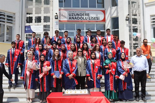 Sayın Kaymakamımız Kübra DEMİRER, Uzundere Anadolu Lisesi Mezuniyet Töreni Programına katıldı.