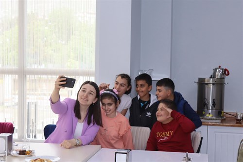 Kaymakamımız Sn. Kübra DEMİRER Atatürk İlk-Ortaokulu Özel Eğitim sınıfı öğrencileri ve aileleriyle kahvaltı programında bir araya geldi.