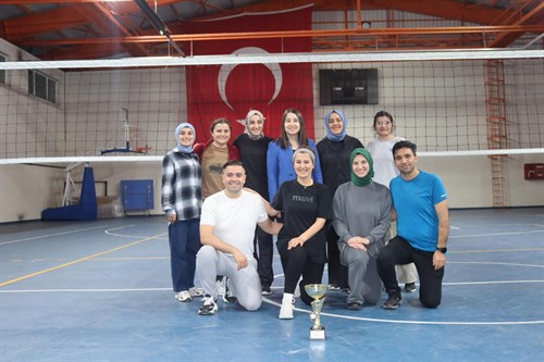 15-21 Mayıs Gençlik Haftası etkinlikleri kapsamında ilçemiz kapalı spor salonunda düzenlenen “Uzundere Spor Haftası” turnuvalarında...
