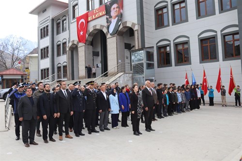 İlçemizde 18 Mart Şehitleri Anma Günü ve Çanakkale Zaferinin 110.Yıl Dönümü Münasebetiyle Çelenk Sunma Töreni Yapıldı.