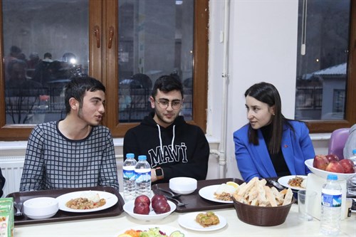 Sayın Kaymakamımız Kübra DEMİRER, Uzundere Anadolu Lisesi Pansiyonunda kalan öğrencilerimiz ile iftarda bir araya geldi.