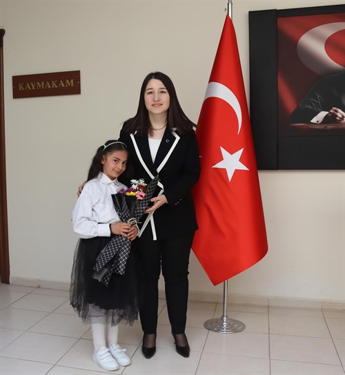 Sayın Kaymakamımız Kübra DEMİRER, Cevizli İlkokulu Öğrencisi Berra BİLGE'ye temsili olarak makamını devretti.